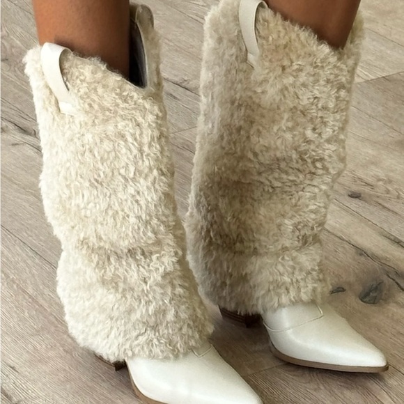 Brand new never worn faux fur foldover boot pointed toe, stacked block heel - Picture 4 of 12